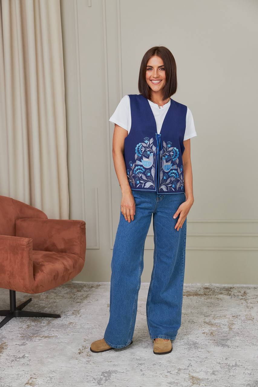 Жіноча вишита жилетка Дивоцвіт (синя) hover image