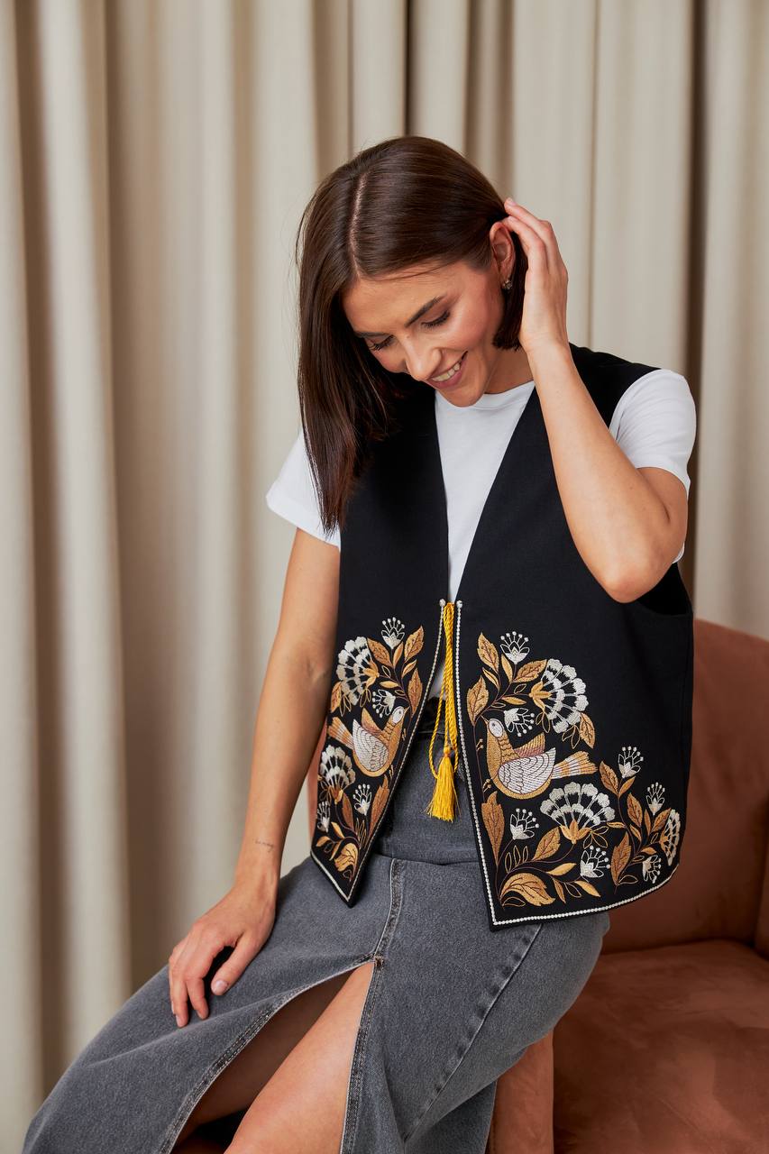 Жіноча вишита жилетка Дивоцвіт (чорна) hover image