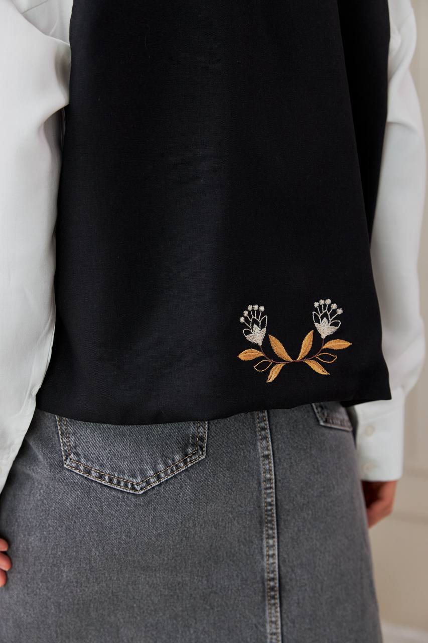 Жіноча вишита жилетка Дивоцвіт (чорна)
