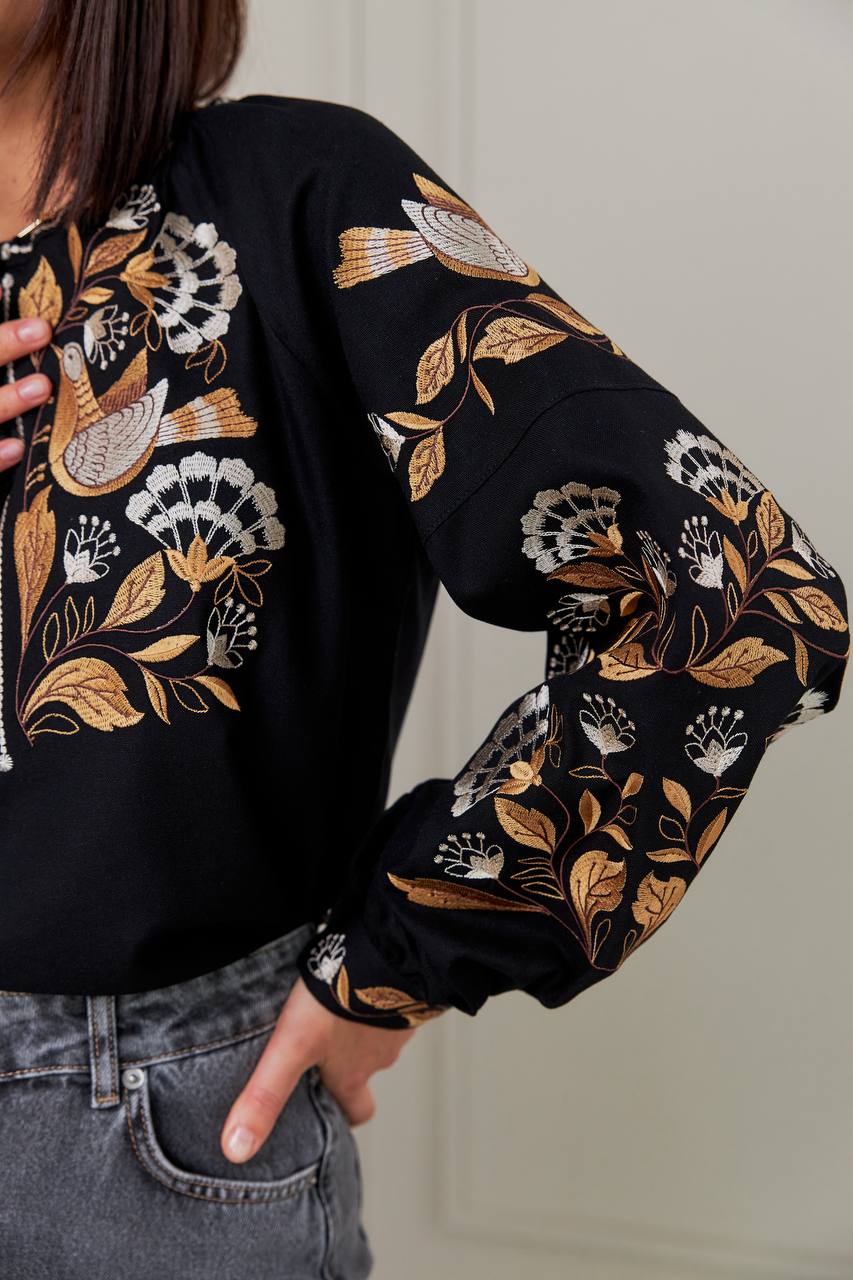 Жіноча вишиванка Дивоцвіт (чорна)