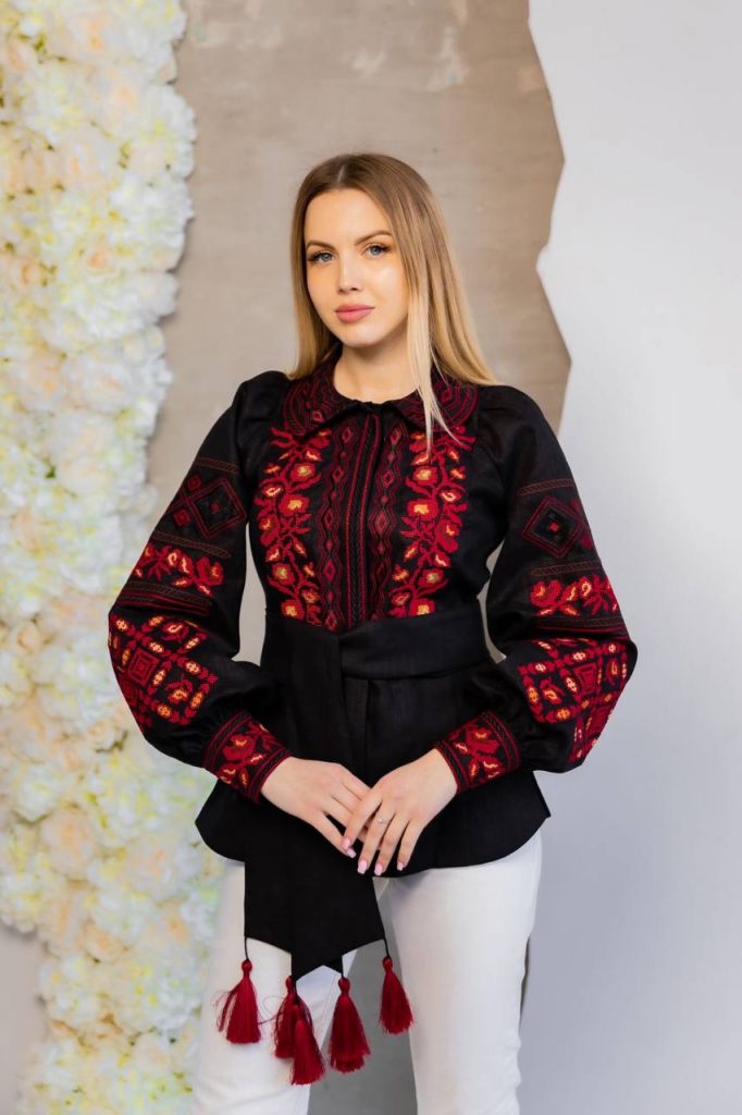 Жіноча вишиванка Мирослава (чорно-червона)