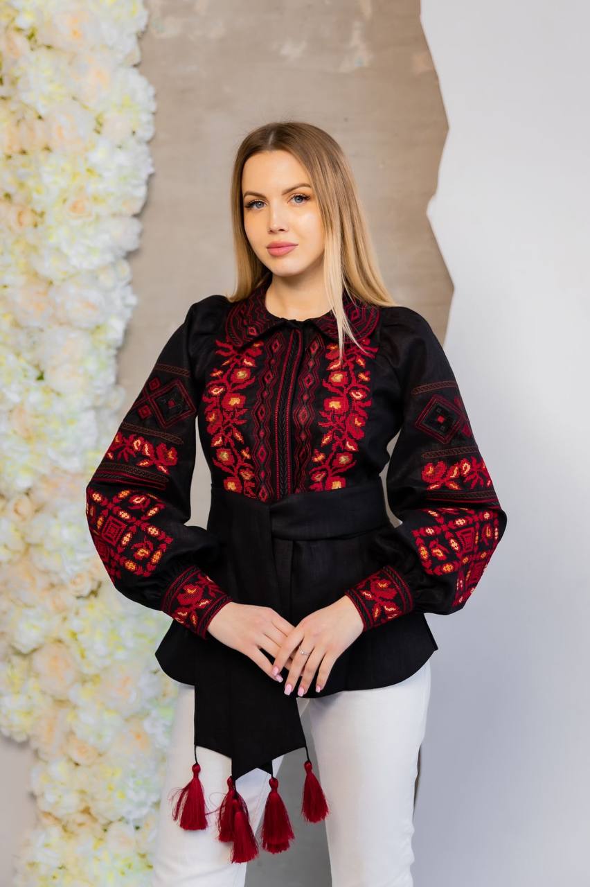 Жіноча вишиванка Мирослава (чорно-червона)
